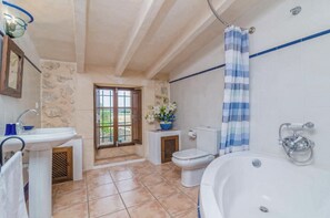 Badewanne, kostenlose Toilettenartikel, Haartrockner, Handtücher