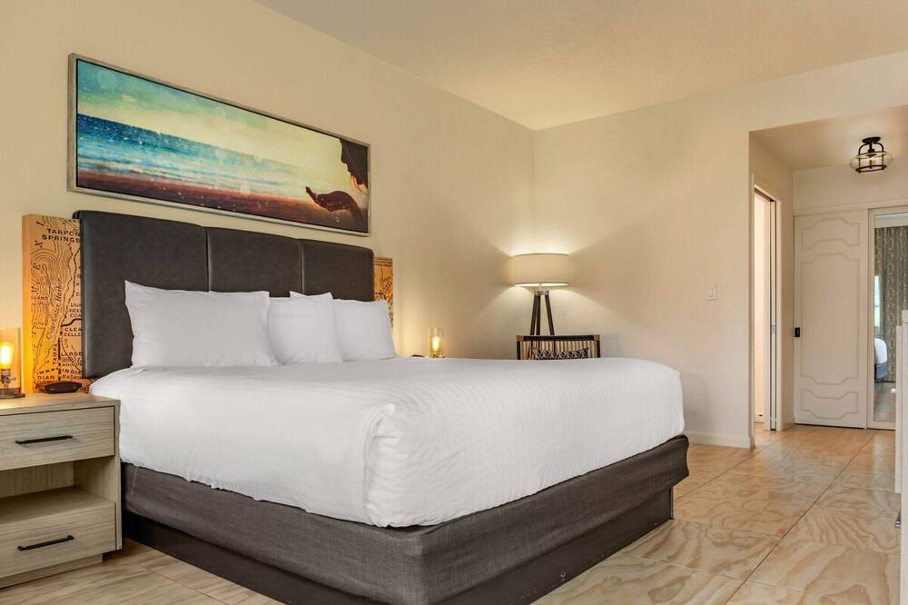 Fun Under the Sun! With Outdoor Swimming Pool, Free Parking, Pet-friendly!