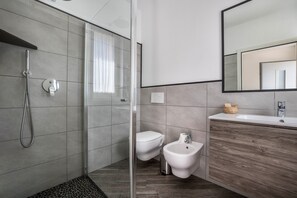 Dusche, Haartrockner, Handtücher