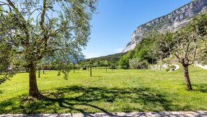 A park with trees, grass, and a stone pathway. - Studio 'Monte Brento Gaggiolo 2' with Mountain View and Private Garden (DRO)