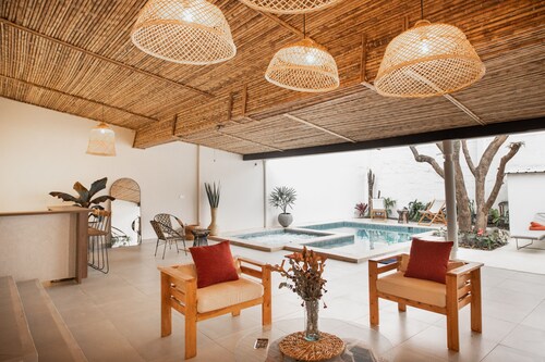 6 Bedrooms House near Tourist Spots with backyard, Bar, Jacuzzi and heated pool