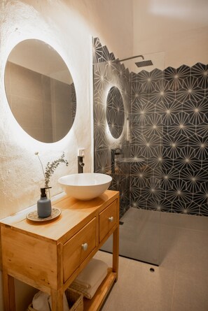 Dusche, Haartrockner, Handtücher, Seife