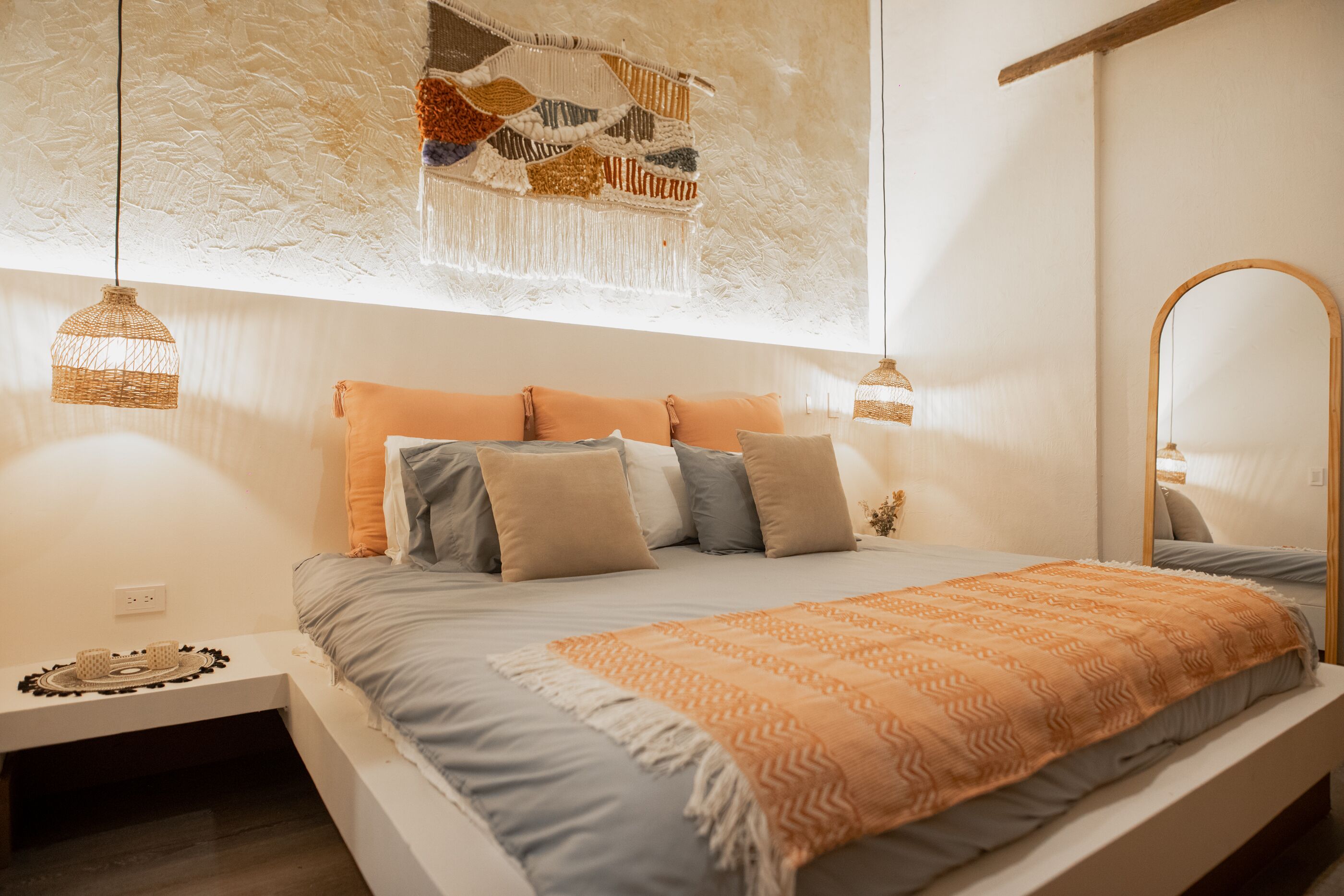 6 Bedrooms House near Tourist Spots with backyard, Bar, Jacuzzi and heated pool