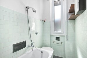 Badewanne, Haartrockner, Handtücher