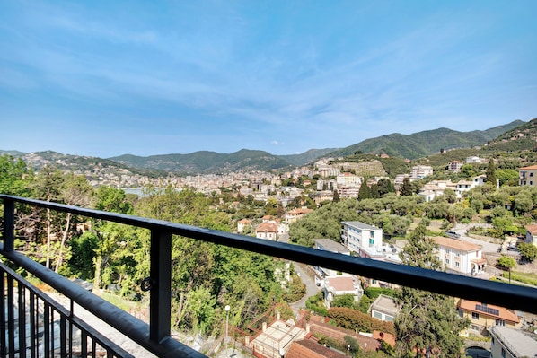 Property grounds - Apartment 'Condominio Sereno' with Sea View,Balcony & Wi-Fi (Rapallo)