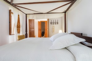 4 bedrooms, iron/ironing board, free WiFi, bed sheets