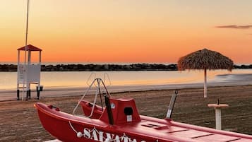 Una spiaggia nelle vicinanze