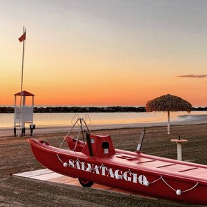 Una spiaggia nelle vicinanze