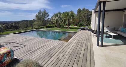 Villa Avec Hammam, Jacuzzi, Piscine et Ascenseur sur 2000m2 de Jardin Paysagé
