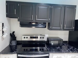 Fridge, microwave, oven, stovetop - Traveler Stay- Eagle Pass (Eagle Pass)