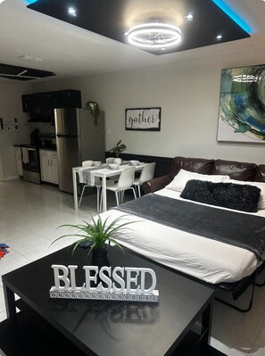 2 bedrooms, iron/ironing board, WiFi, bed sheets - Traveler Stay- Eagle Pass (Eagle Pass)