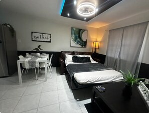 2 chambres, fer et planche à repasser, Wi-Fi, draps fournis
