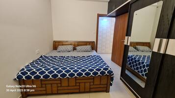 3 chambres, fer et planche à repasser, Wi-Fi, draps fournis