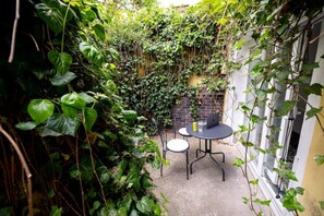 Outdoor dining - City Apartment with terrace in Moabit (Berlin)