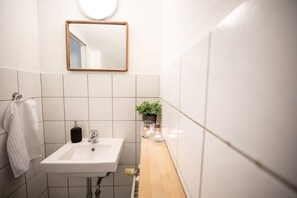 Hair dryer, towels, toilet paper - City Apartment with terrace in Moabit (Berlin)