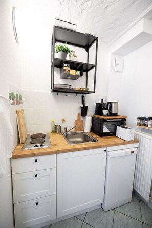 Kühlschrank, Mikrowelle, Herdplatte, Geschirrspüler