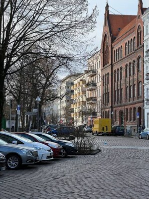 Parkplätze auf dem Gelände, Auto empfohlen