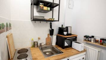 Kjøleskap, mikrobølgeovn, kokeplater og oppvaskmaskin