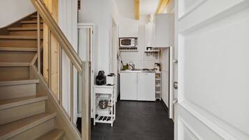 Een koelkast, een magnetron, een kookplaat