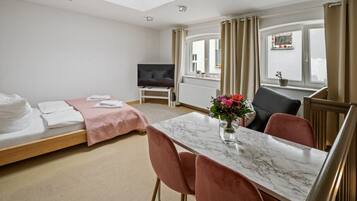 2 slaapkamers, een bureau, een strijkplank/strijkijzer, wifi