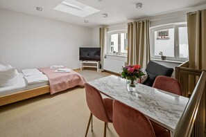 2 Schlafzimmer, Schreibtisch, Bügeleisen/Bügelbrett, WLAN