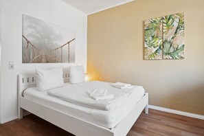 Escritorio, tabla de planchar con plancha, wifi y ropa de cama 