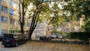 A parking area with a van, several cars, and bicycles. - Arbio I Cozy apartment near Ku`damm (Berlin)