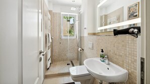 A modern bathroom with a shower, toilet, and sink. - Arbio I Cozy apartment near Ku`damm (Berlin)