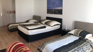 Een hotelkamer met twee bedden, een groot raam en uitzicht op de stad.