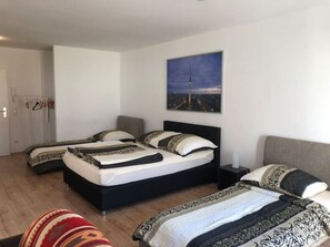 1 dormitori, planxa i posts de planxar, un bressol de viatge i wifi 