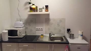 Frigorifero, microonde, piano cottura, macchina per tè/caffè