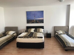 1 dormitori, planxa i posts de planxar, un bressol de viatge i wifi 