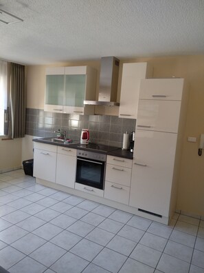 Fridge, microwave, oven, stovetop - 2. Apartment mit 44 qm / Provisorisch Angelegt, Wird Weiter Bearb (Sundern (Sauerland))