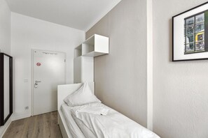 1 quarto, escrivaninha, ferros/tábuas de passar roupa, Wi-Fi de cortesia