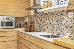 Fridge, oven, stovetop, dishwasher