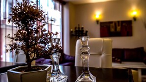 A table with two glass vases and a potted plant. - HOTEL MINOS (Preveza)