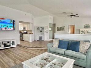 TV - Sunset Beach House - Pool, Bikes, Parking, Near the Beach (Naples)