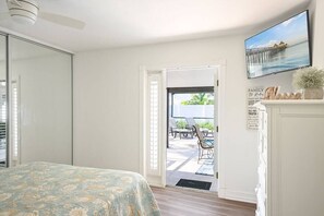 3 bedrooms, iron/ironing board, travel cot, WiFi - Sunset Beach House - Pool, Bikes, Parking, Near the Beach (Naples)