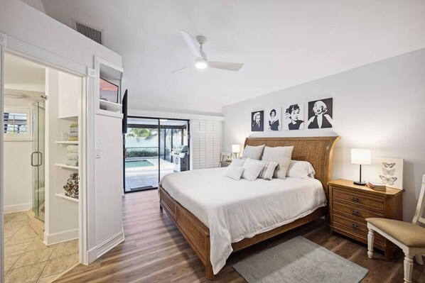 3 bedrooms, iron/ironing board, travel cot, WiFi - Sunset Beach House - Pool, Bikes, Parking, Near the Beach (Naples)