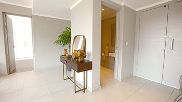 Luksus-loftsleilighet, 2 soverom, byutsikt, tårn | Oppholdsområde | En 65-tommers smart-TV med Parabol-TV