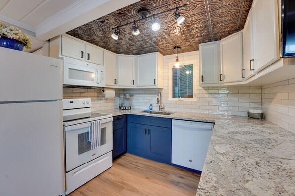 Coffee/tea maker, fridge, microwave, stovetop