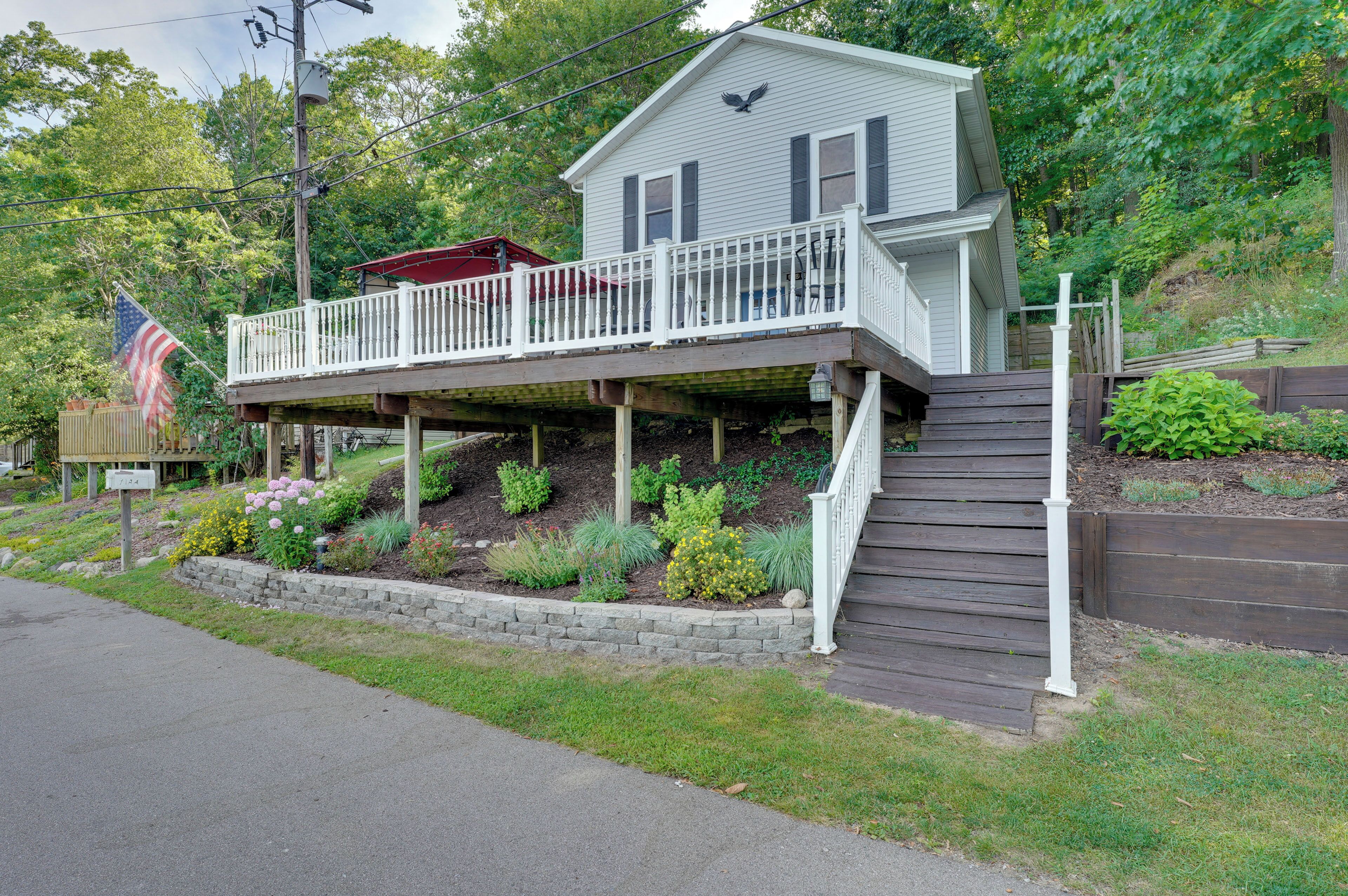Une maison à deux étages avec un balcon et une petite terrasse.