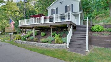 Une maison à deux étages avec un balcon et une petite terrasse.