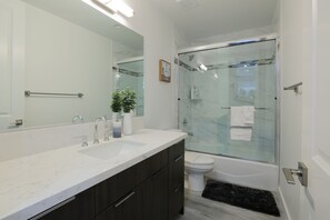 Haartrockner, Handtücher, Shampoo, Toilettenpapier