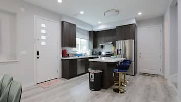 Geladeira, micro-ondas, fogão, cooktop