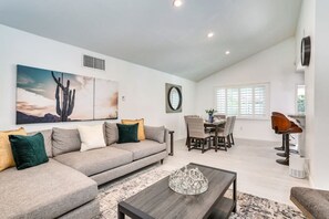 Smart TV, caminetto, tavolo da calcetto, tavolo da ping pong