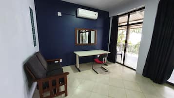 Basic-suite - 1 dobbeltseng - udsigt til flod | 1 soveværelse, minibar, sengetøj