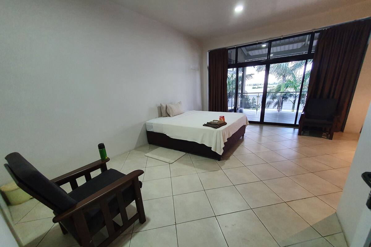 Suite Basic, 1 Tempat Tidur Double, pemandangan sungai | Minibar dan seprai linen