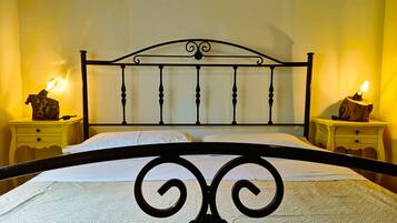 Camera Romantica con letto matrimoniale o 2 letti singoli | Una scrivania, Wi-Fi gratuito