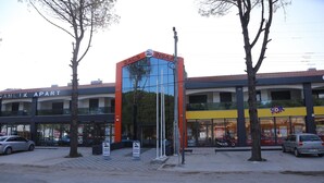 A building with a sign reading "2ACS INSAA" and "CAMLIK APART". - Çamlık Apart (Ayvalik)